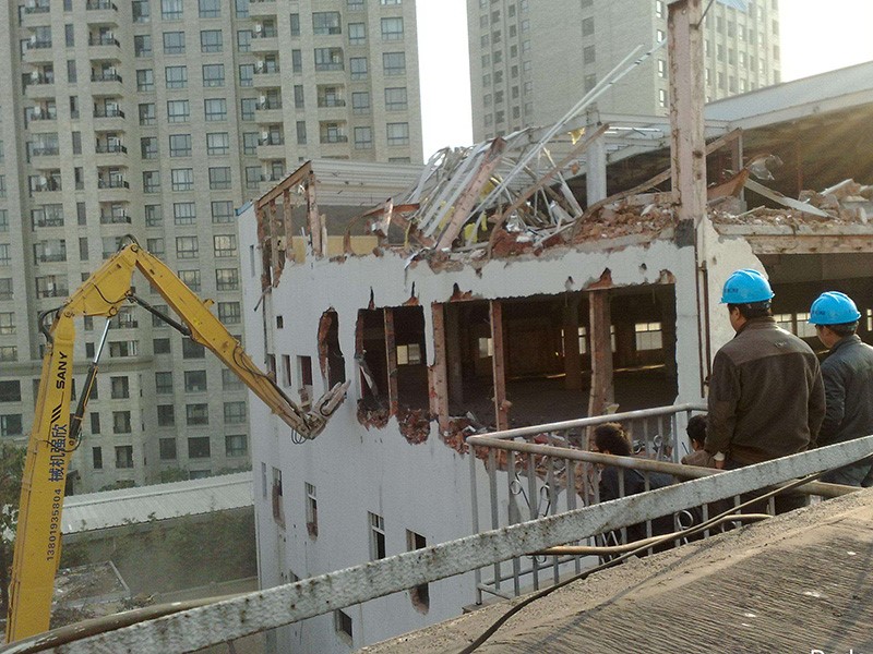 墻面修復(fù)前清理蘇州房屋拆除的墻體殘?jiān)?/></p></div><p style=